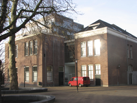 907594 Gezicht op de achter- en zijgevel van het voormalige schoolgebouw Draaiweg 51 te Utrecht, op de Molenwerfhof. De ...